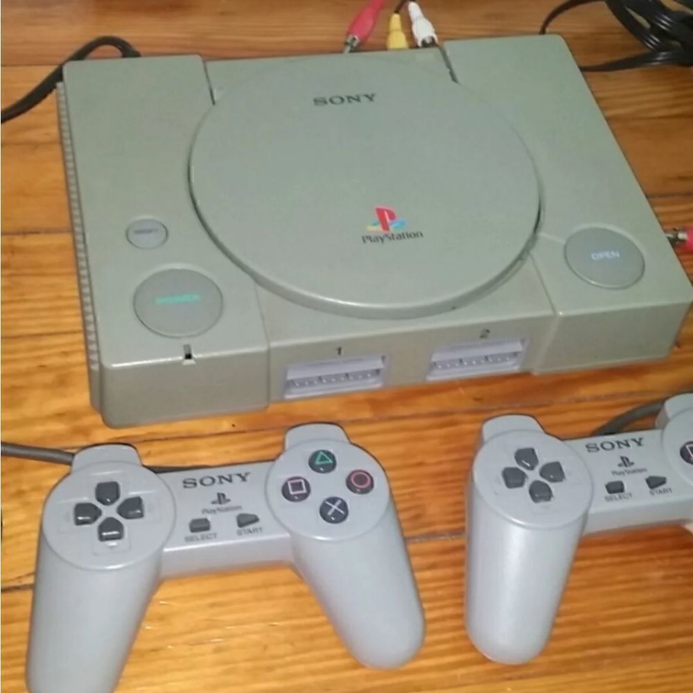 FIRM! Play Station One Original With 2 Remotes - Picture 4 of 5